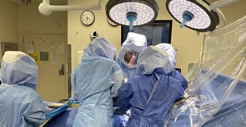 Imagen intraoperatoria que muestra un reemplazo total de cadera. Imagen intraoperatoria que muestra un reemplazo total de cadera.